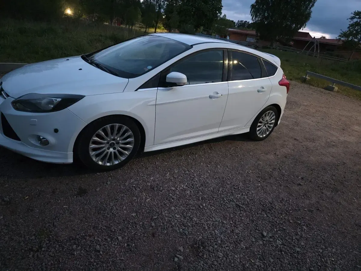 Gebraucht Ford Focus Titanium 101 PS (74 kW) 2015 Weiß Kombi