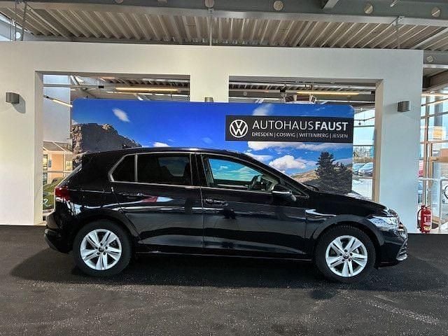 Gebraucht VW Golf VIII Life 116 PS (85 kW) 2023 Schwarz perleffekt Limousine