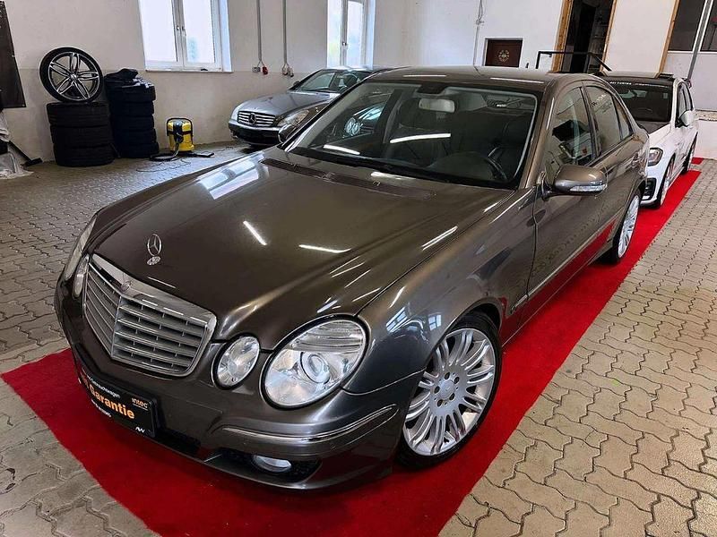 Grau Gebraucht 2007 Mercedes E220 Sport Limousine | 12.990 € - Bild 1/4