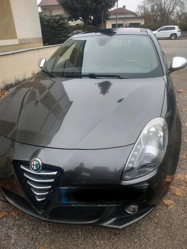 Grau Gebraucht 2014 Alfa Romeo Giulietta Turismo Limousine | 7.000 € (Guter Preis) - Bild 1/4