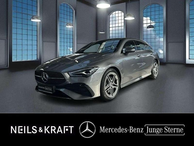 Metalliclack mountaingrau Gebraucht 2024 Mercedes CLA200 AMG Kombi | 31.550 € (Fairer Preis) - Bild 1/4