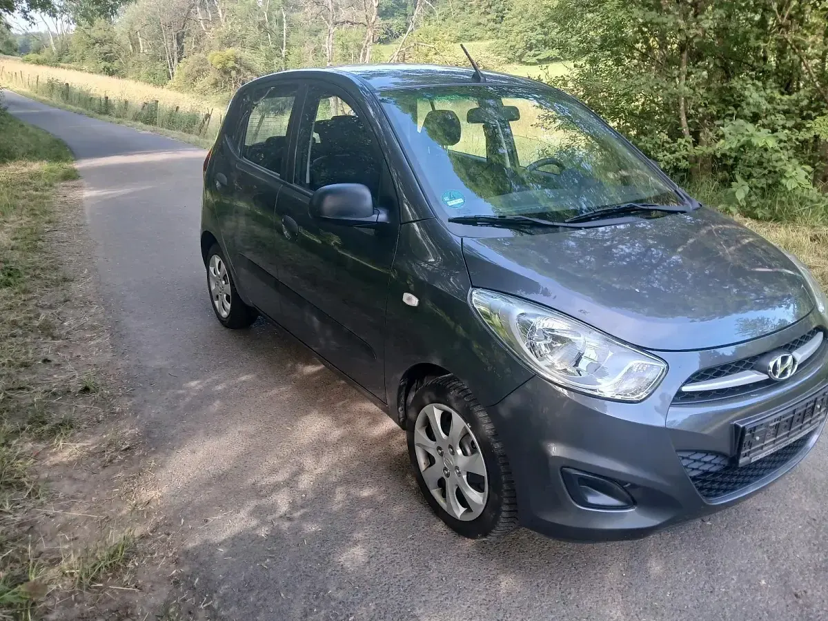 Gebraucht Hyundai i10 Edition 69 PS (50 kW) 2013 Grau Kleinwagen