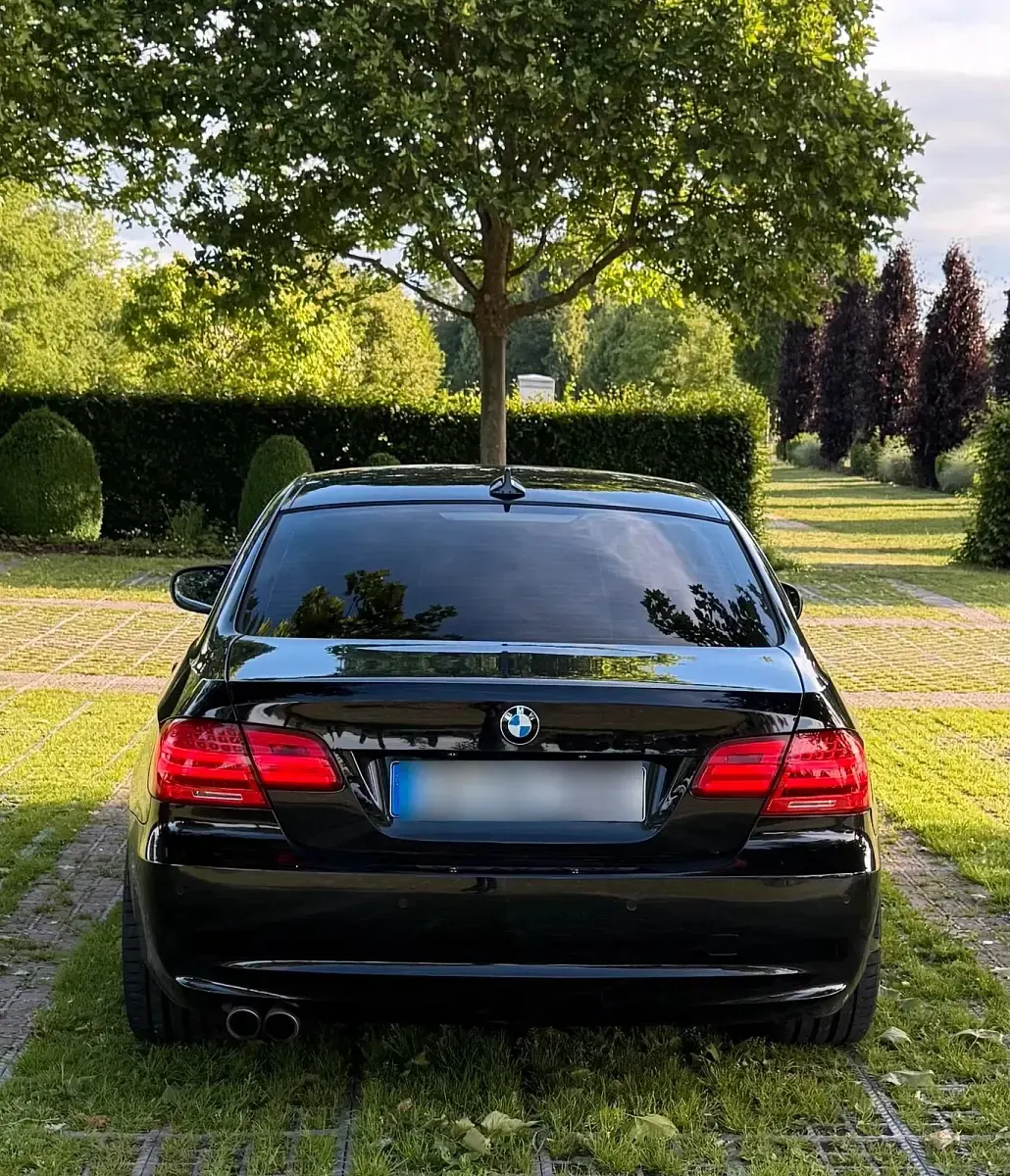 Gebraucht BMW 330 245 PS (180 kW) 2011 Schwarz Coupé