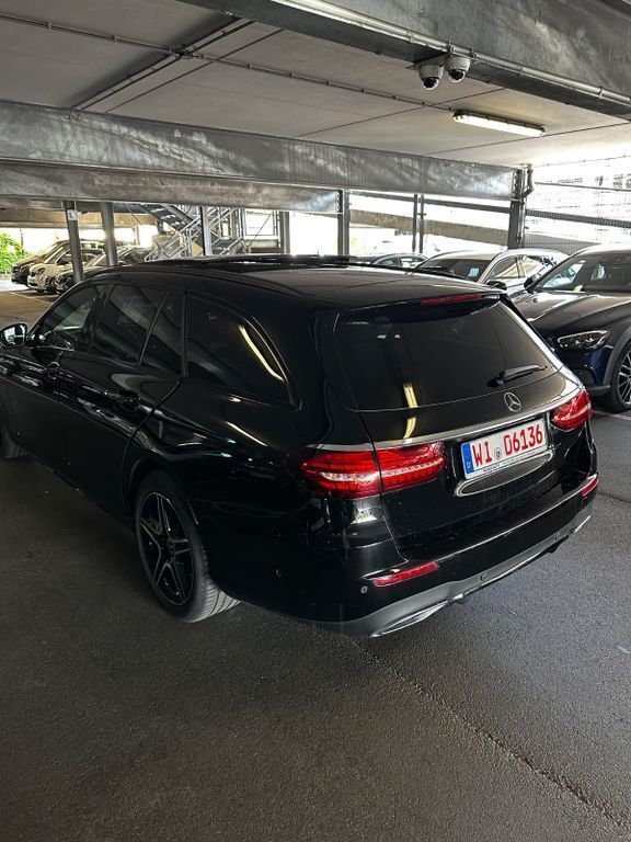 Schwarz Gebraucht 2021 Mercedes E300 AMG line Kombi | 31.000 € (Superpreis) - Bild 1/4