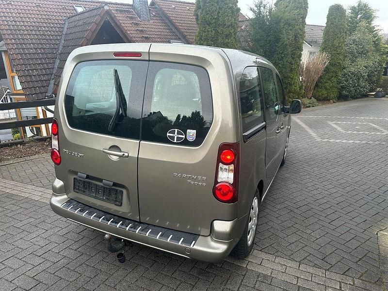 Gebraucht Peugeot Partner Tepee Active 92 PS (67 kW) 2013 Braun Van / Kleinbus