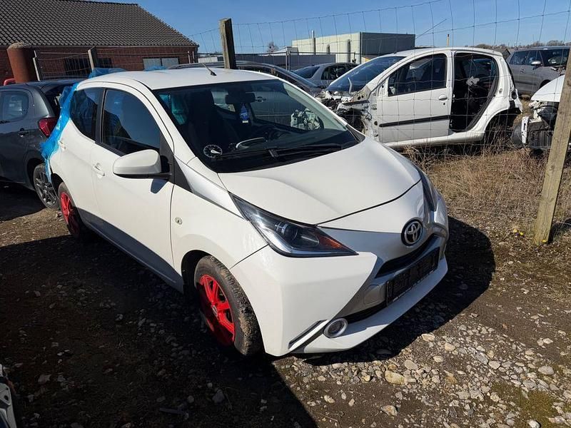 Gebraucht Toyota Aygo 69 PS (50 kW) 2016 Weiß Kleinwagen