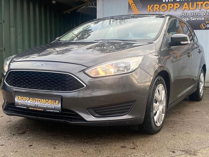 Gebraucht Ford Focus Ambiente 101 PS (74 kW) 2016 Grau Limousine