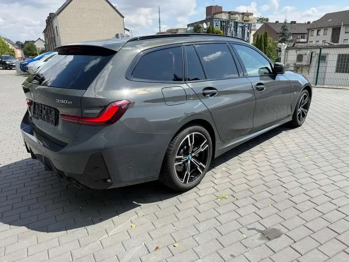 Gebraucht BMW 330 M Sport 184 PS (135 kW) 2023 Dravitgrau metallic Kombi
