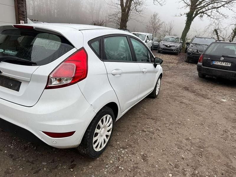 Gebraucht Ford Fiesta Trend 80 PS (58 kW) 2013 Frostweiß Kleinwagen