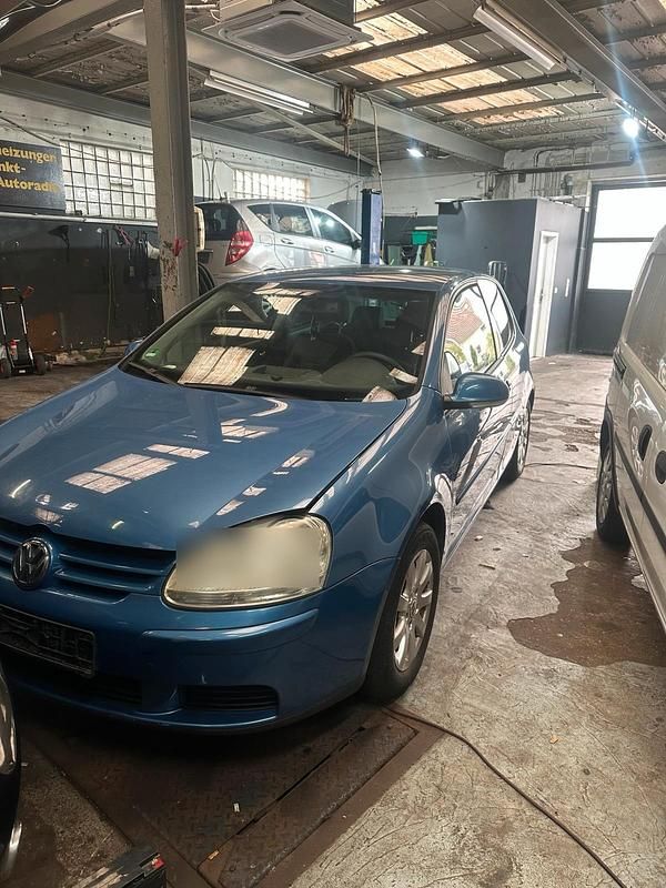 Blau Gebraucht 2005 VW Golf V Kleinwagen | 1.000 € (Superpreis) - Bild 1/4