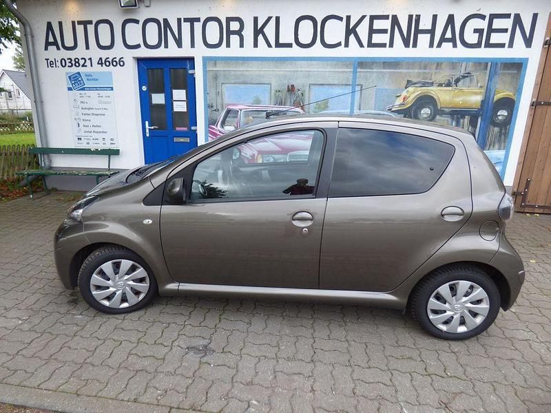Grau Gebraucht 2014 Toyota Aygo Cool Kleinwagen | 5.600 € (Superpreis) - Bild 1/4