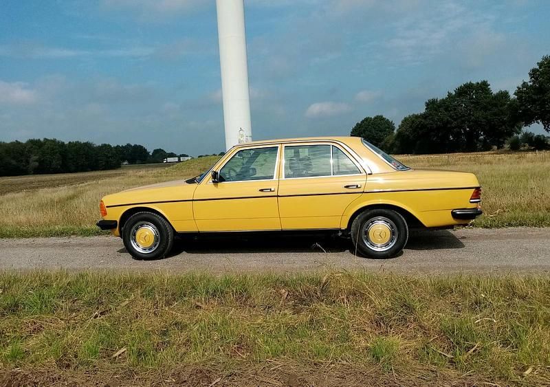 Gelb Gebraucht 1978 Mercedes 200 Limousine | 11.200 € - Bild 1/4