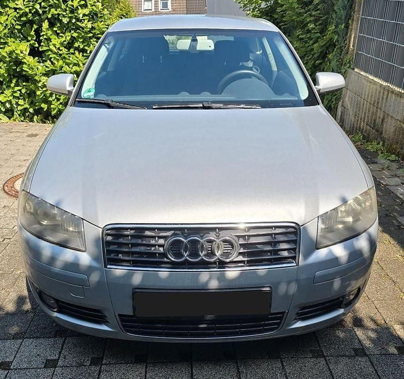 Silber Gebraucht 2004 Audi A3 Attraction Limousine | 2.999 € (Etwas zu teuer) - Bild 1/4