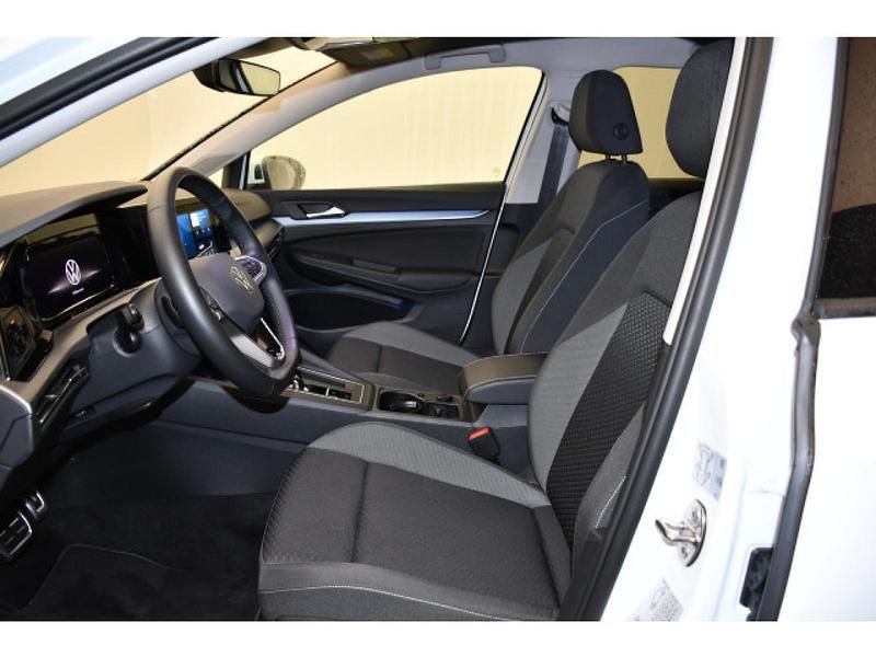 Gebraucht VW Golf VIII Active 131 PS (96 kW) 2023 Weiß Kombi