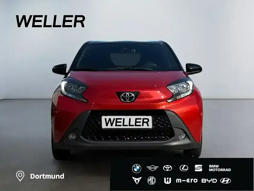 Gebraucht Toyota Aygo 72 PS (52 kW) 2023 Chili red / night sky black (rot) Kleinwagen