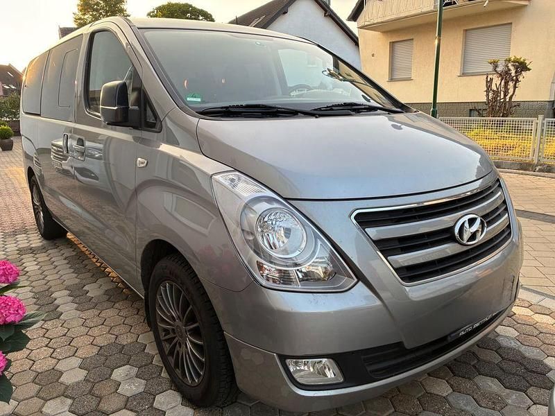 Grau Gebraucht 2017 Hyundai H-1 Van / Kleinbus | 22.990 € (Teuer) - Bild 1/4
