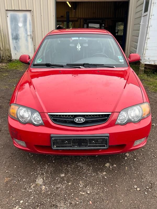 Rot Gebraucht 2004 Kia Shuma 2 Limousine | 2.100 € - Bild 1/4