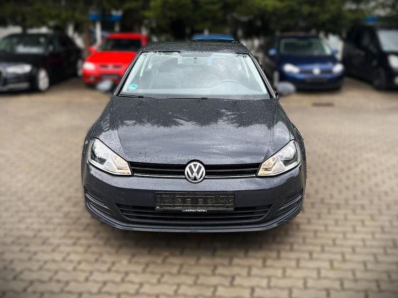 Grau Gebraucht 2017 VW Golf VII Comfortline Limousine | 7.790 € (Superpreis) - Bild 1/4