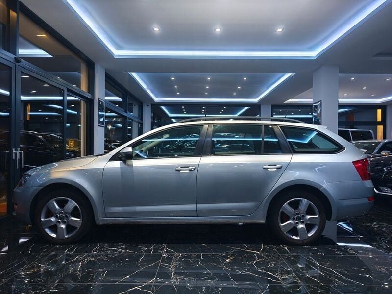Silber Gebraucht 2016 Skoda Octavia Ambition Kombi | 7.700 € (Guter Preis) - Bild 1/4