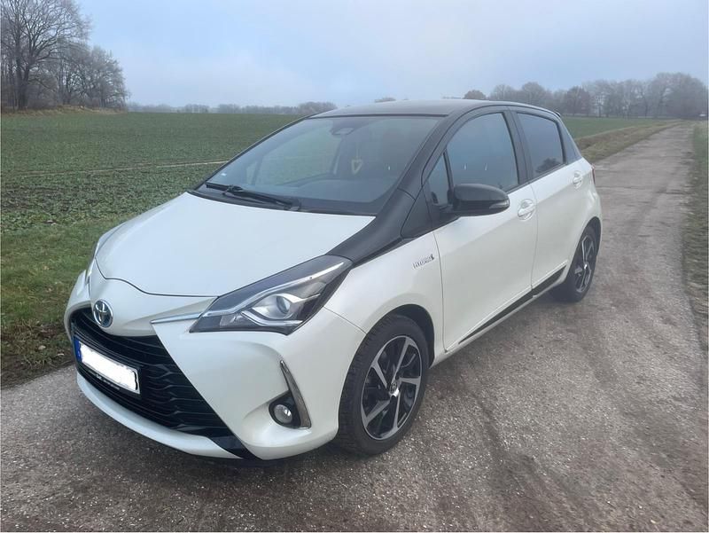 Weiß Gebraucht 2020 Toyota Yaris Hybrid Kleinwagen | 14.900 € (Fairer Preis) - Bild 1/4