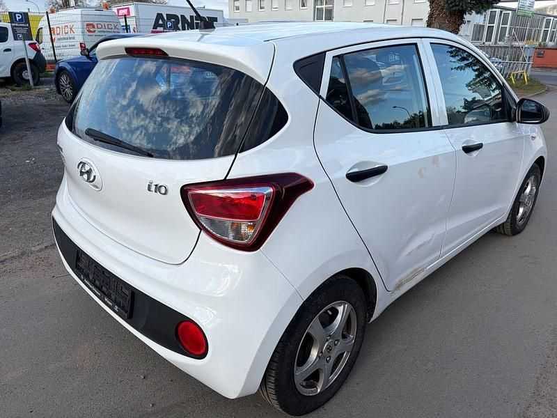 Gebraucht Hyundai i10 67 PS (49 kW) 2017 Weiß Kleinwagen