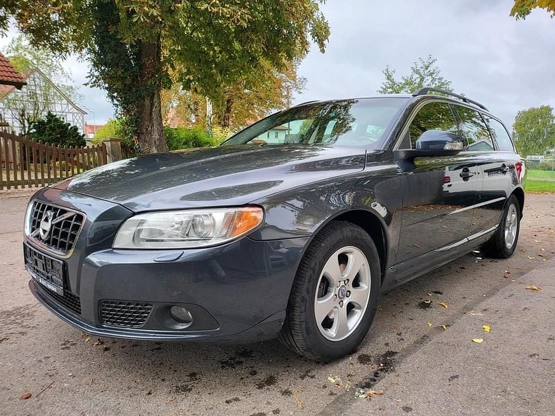 Grau Gebraucht 2009 Volvo V70 Momentum Kombi | 7.800 € (Fairer Preis) - Bild 1/4