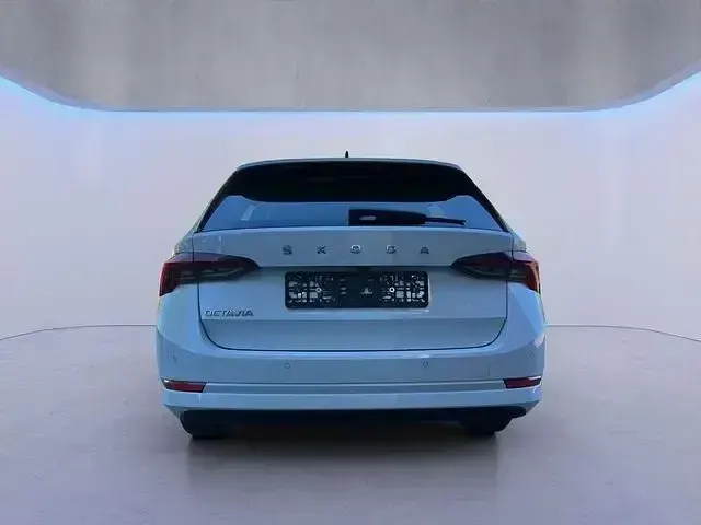 Gebraucht Skoda Octavia 150 PS (110 kW) 2024 Moonweissmet. Kombi
