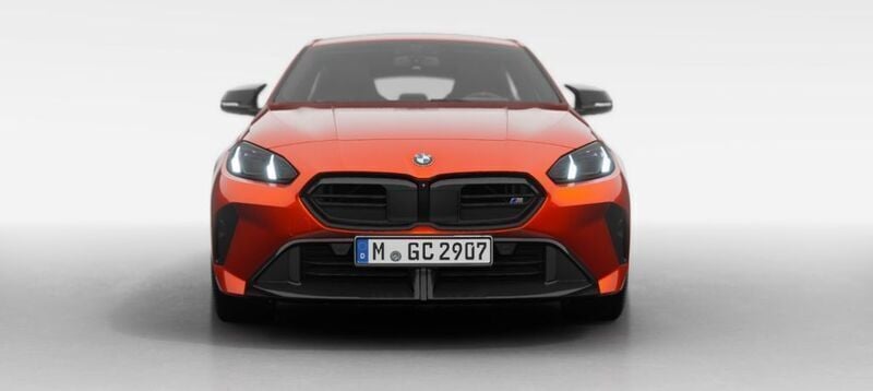 Neu BMW 135 Performance 300 PS (220 kW) 2025 Sakhir orange iii metallic Kleinwagen