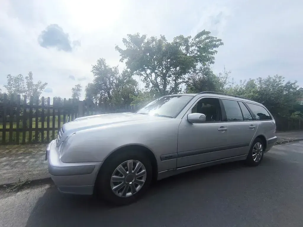 Usado Mercedes E200 136 CV (100 kW) 2000 Plateado Familiar