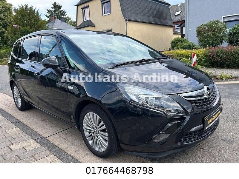 Schwarz Gebraucht 2016 Opel Zafira Tourer Edition+ Van / Kleinbus | 8.999 € (Fairer Preis) - Bild 1/4