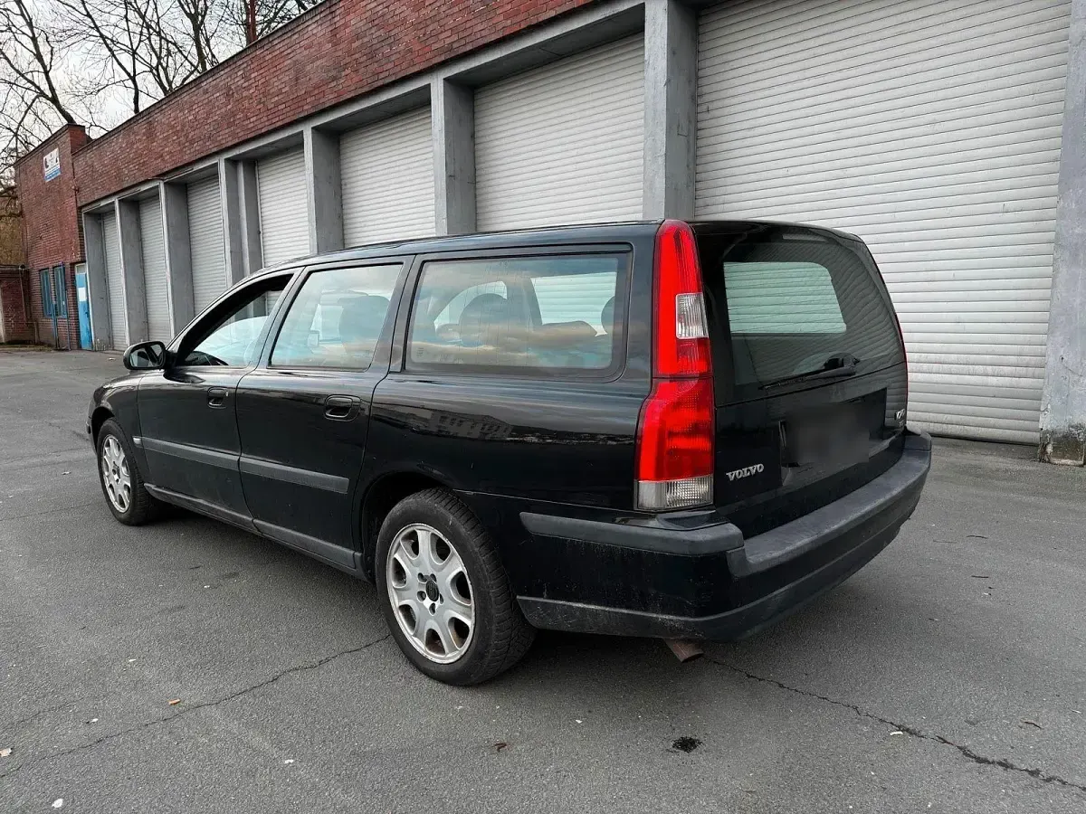 Używany Volvo V70 250 KM (183 kW) 2002 Czarny Kombi