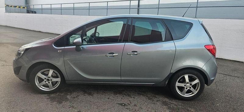 Silber Gebraucht 2012 Opel Meriva Innovation Van / Kleinbus | 3.900 € (Guter Preis) - Bild 1/4