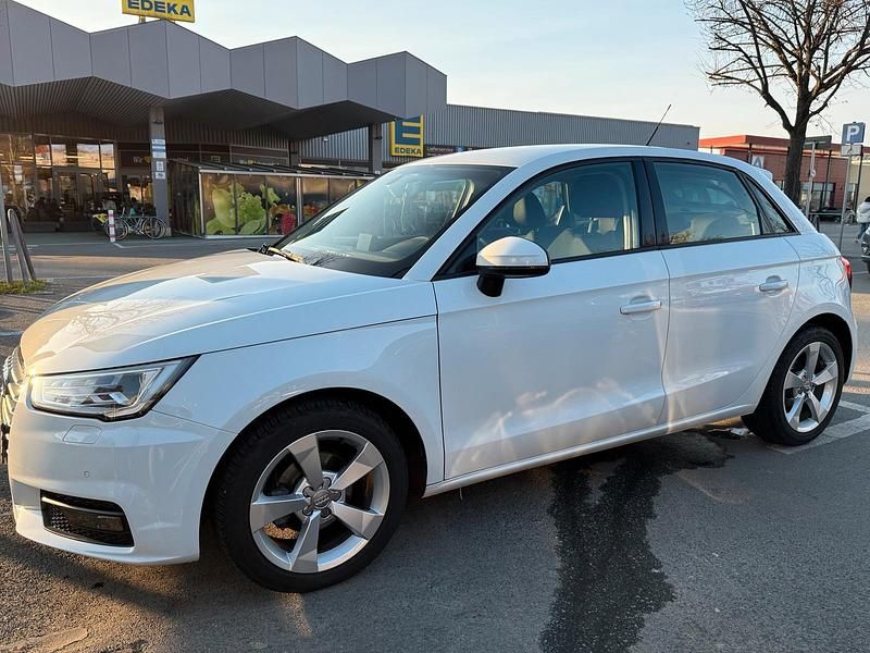 Weiß Gebraucht 2015 Audi A1 Sportback Kleinwagen | 14.900 € - Bild 1/4