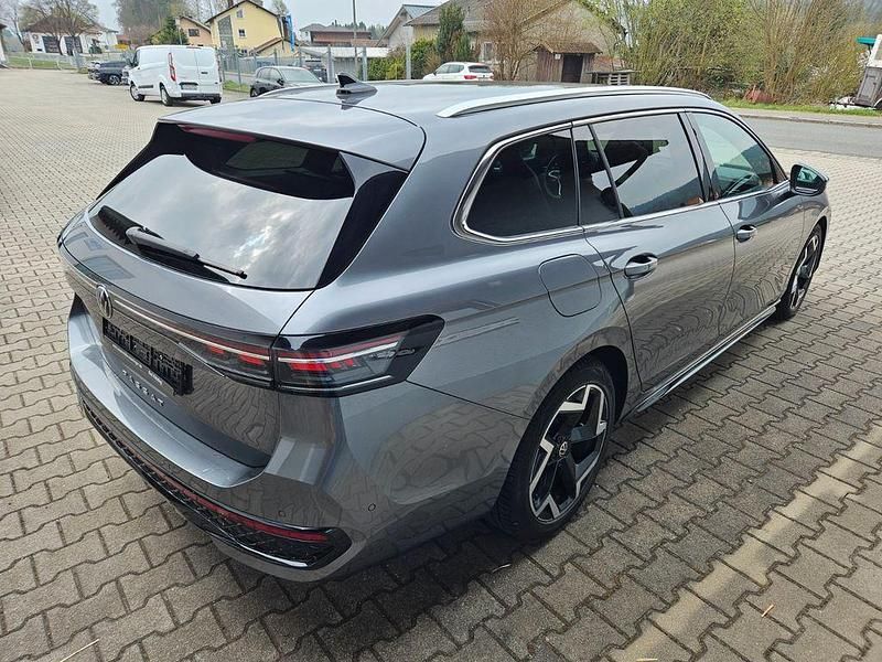 Gebraucht VW Passat R-line 150 PS (110 kW) 2025 Grau Kombi