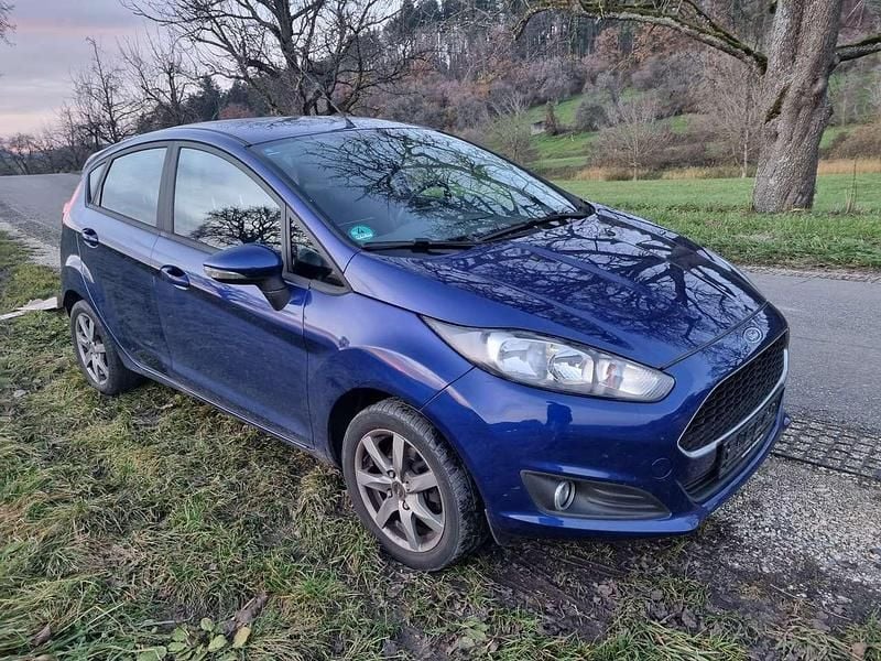 Gebraucht Ford Fiesta Celebration 82 PS (60 kW) 2017 Indicblau metallic Kleinwagen