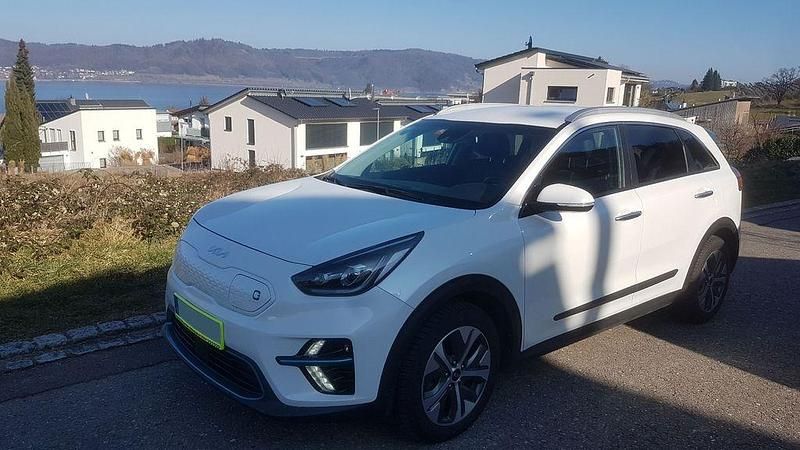 Weiß Gebraucht 2022 Kia e-Niro 4 SUV | 17.500 € (Fairer Preis) - Bild 1/4
