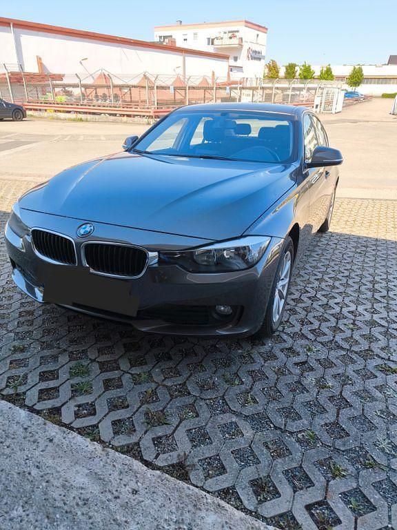Gebraucht BMW 318 143 PS (105 kW) 2012 Braun Limousine