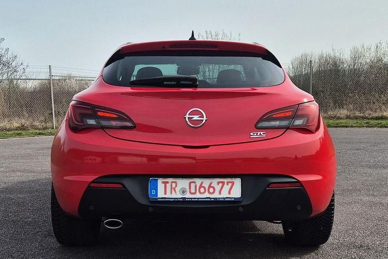 Gebraucht Opel Astra GTC Innovation 179 PS (131 kW) 2012 Rot Coupé
