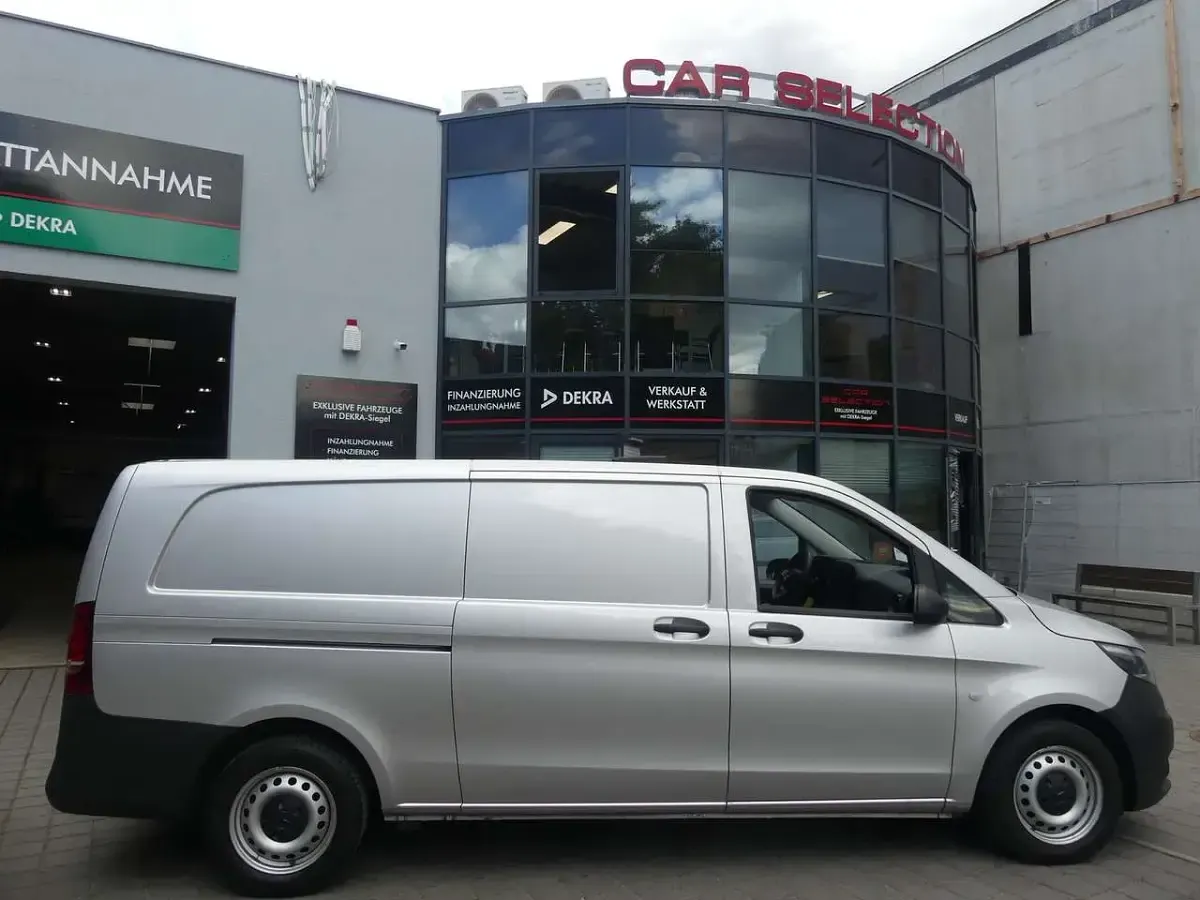 Gebraucht Mercedes Vito 163 PS (119 kW) 2023 Silber Van