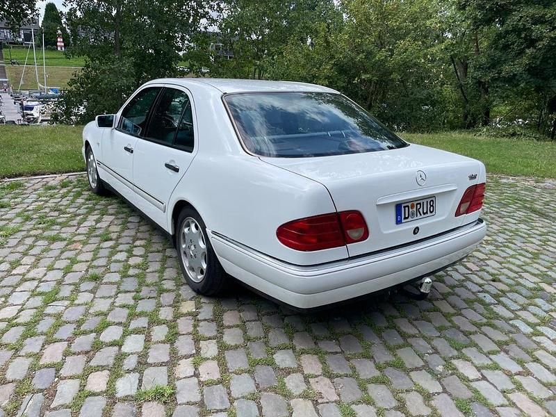 Weiß Gebraucht 1996 Mercedes E280 Limousine | 3.500 € (Fairer Preis) - Bild 1/4
