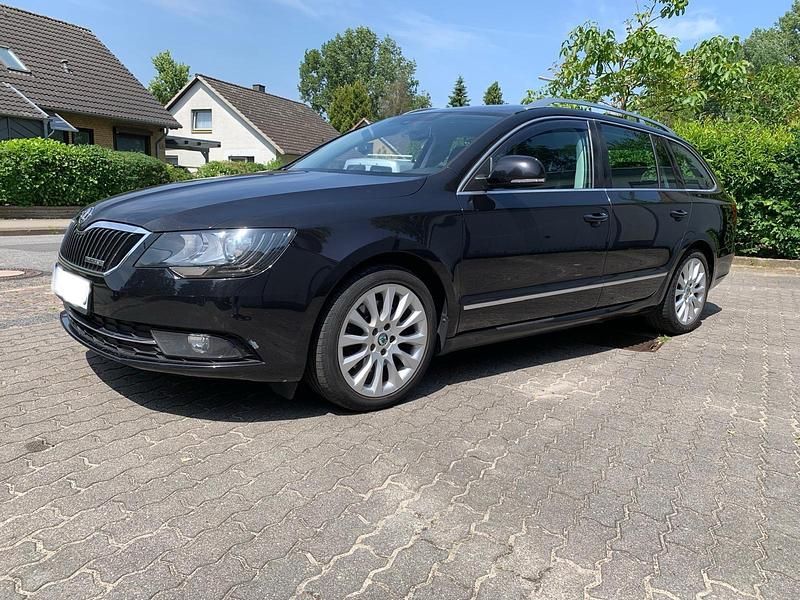 Schwarz Gebraucht 2014 Skoda Superb Kombi | 5.930 € (Guter Preis) - Bild 1/4