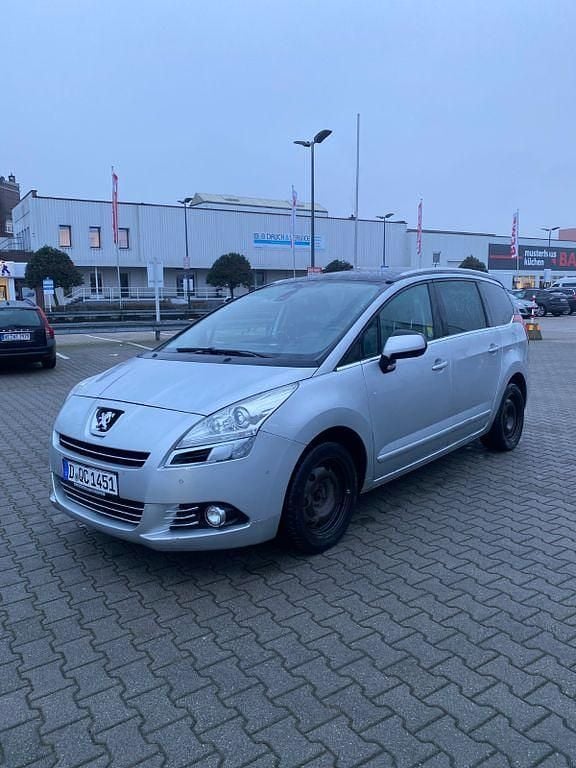 Grau Gebraucht 2010 Peugeot 5008 Van / Kleinbus | 3.299 € (Superpreis) - Bild 1/4