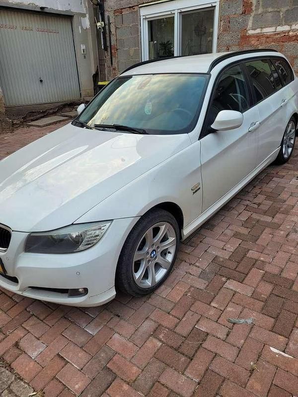 Weiß Gebraucht 2011 BMW 320 Kombi | 6.400 € (Fairer Preis) - Bild 1/4