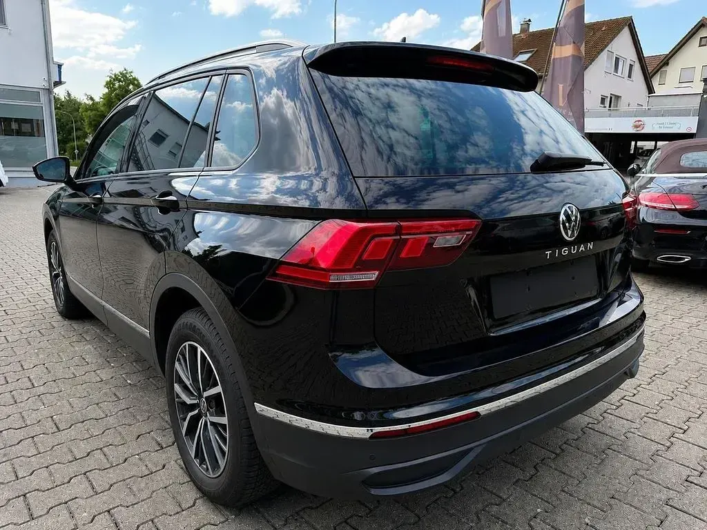 Gebraucht VW Tiguan Life 122 PS (89 kW) 2023 Schwarz SUV