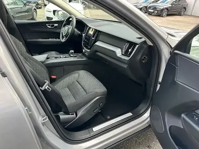 Gebraucht Volvo XC60 Core 197 PS (144 kW) 2023 Silver dawn (metallic) SUV