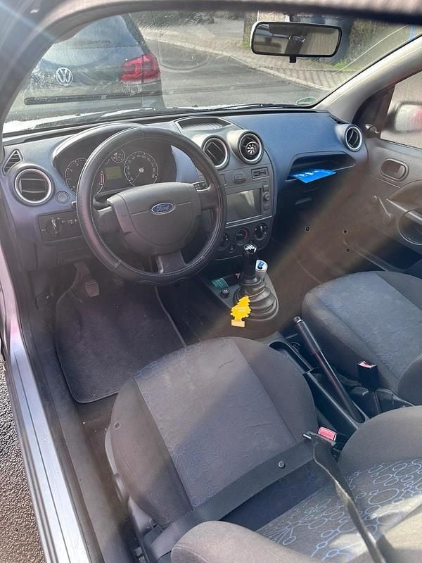 Gebraucht Ford Fiesta 60 PS (44 kW) 2006 Silber Kleinwagen