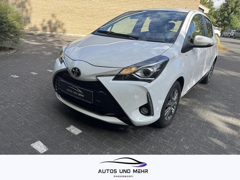 Weiß Gebraucht 2017 Toyota Yaris Comfort Limousine | 9.999 € (Guter Preis) - Bild 1/4
