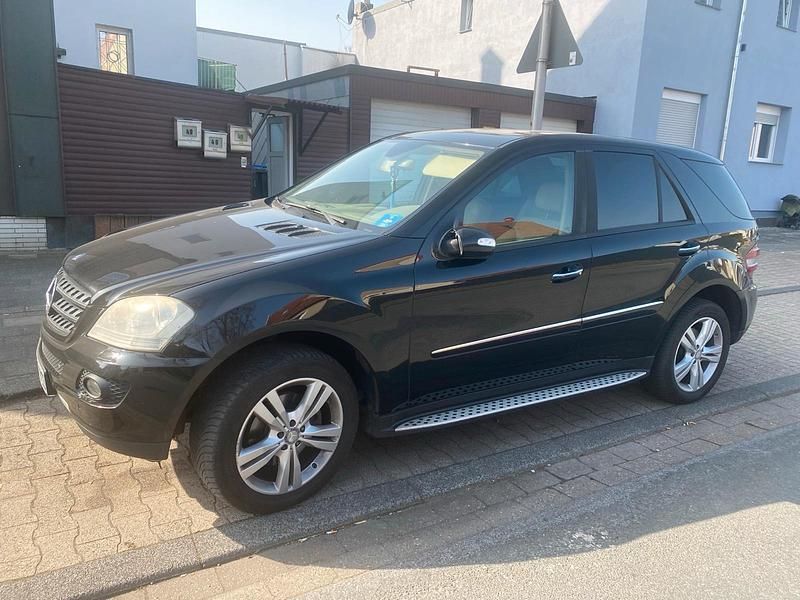 Gebraucht Mercedes ML320 224 PS (164 kW) 2006 Schwarz SUV