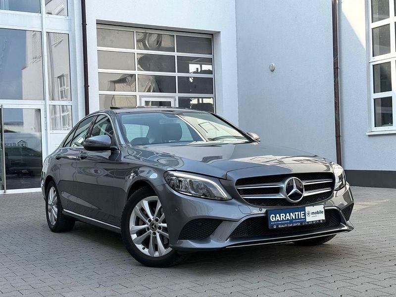 Grau Gebraucht 2019 Mercedes C200 Avantgarde Limousine | 28.950 € (Fairer Preis) - Bild 1/4