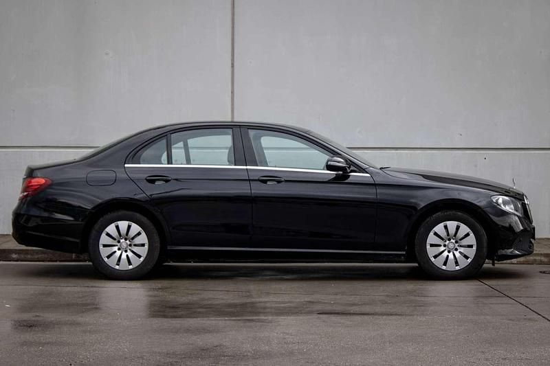 Schwarz Gebraucht 2017 Mercedes E220 Limousine | 21.300 € (Fairer Preis) - Bild 1/4